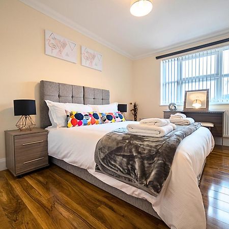 Heathrow Rare Find 2 Bedroom Plus 2 Bathroom Flat - Sleeps 6- Free Parking- Close To Heathrow Terminals-Quiet Development Stanwell Luaran gambar
