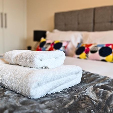 Heathrow Rare Find 2 Bedroom Plus 2 Bathroom Flat - Sleeps 6- Free Parking- Close To Heathrow Terminals-Quiet Development Stanwell Luaran gambar