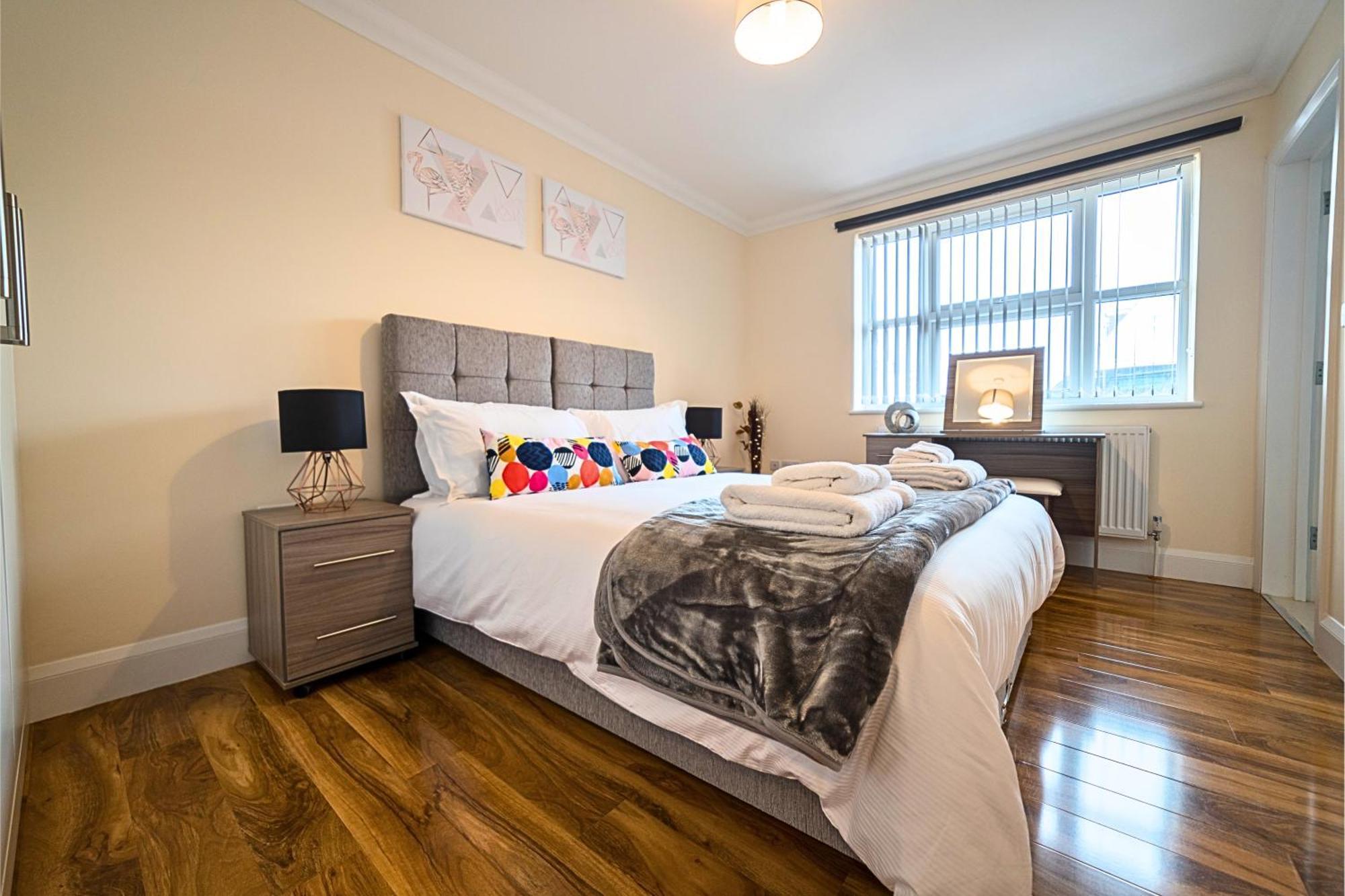 Heathrow Rare Find 2 Bedroom Plus 2 Bathroom Flat - Sleeps 6- Free Parking- Close To Heathrow Terminals-Quiet Development Stanwell Luaran gambar
