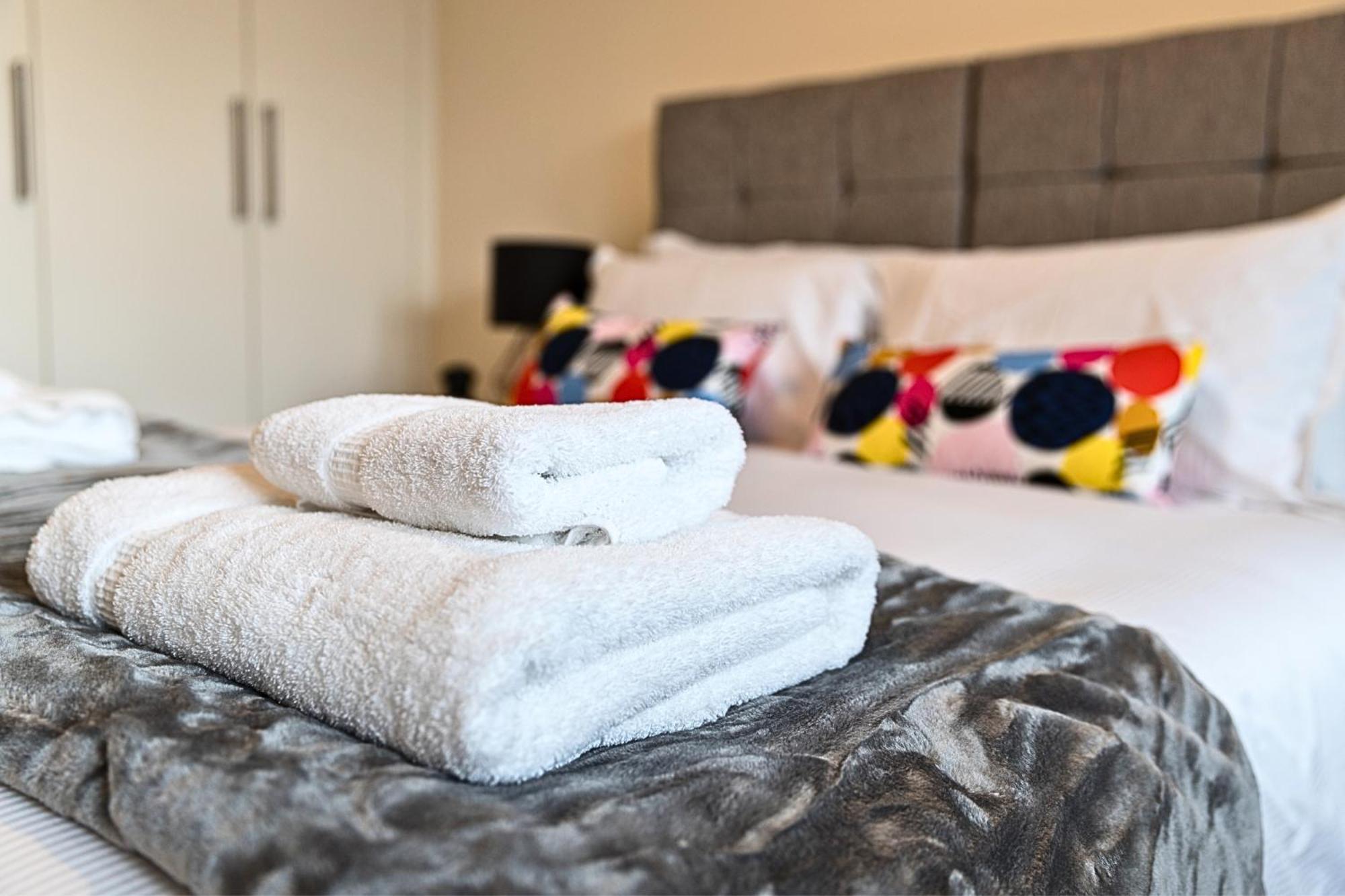 Heathrow Rare Find 2 Bedroom Plus 2 Bathroom Flat - Sleeps 6- Free Parking- Close To Heathrow Terminals-Quiet Development Stanwell Luaran gambar