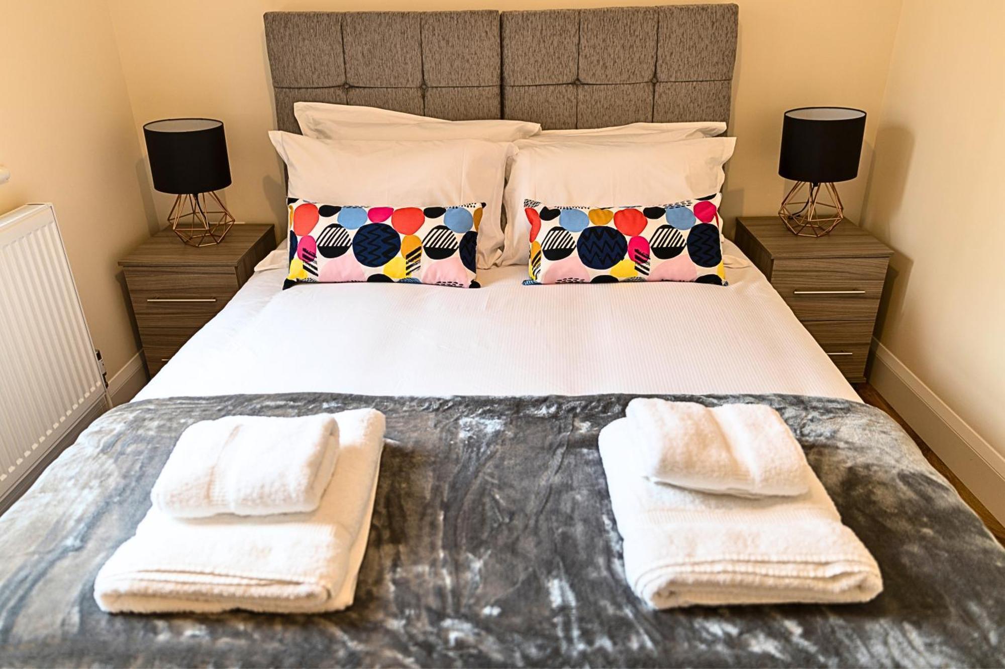 Heathrow Rare Find 2 Bedroom Plus 2 Bathroom Flat - Sleeps 6- Free Parking- Close To Heathrow Terminals-Quiet Development Stanwell Luaran gambar