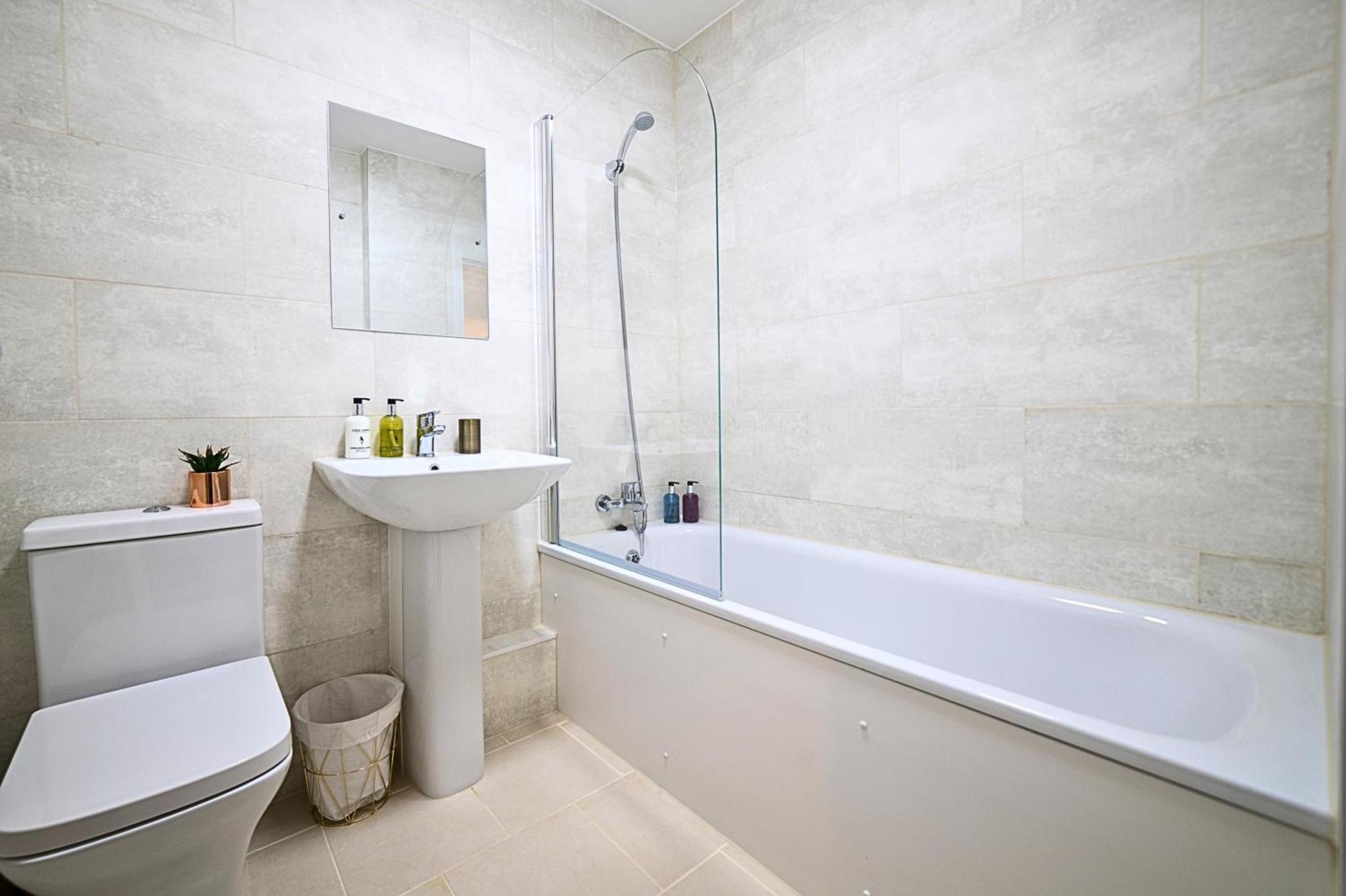 Heathrow Rare Find 2 Bedroom Plus 2 Bathroom Flat - Sleeps 6- Free Parking- Close To Heathrow Terminals-Quiet Development Stanwell Luaran gambar