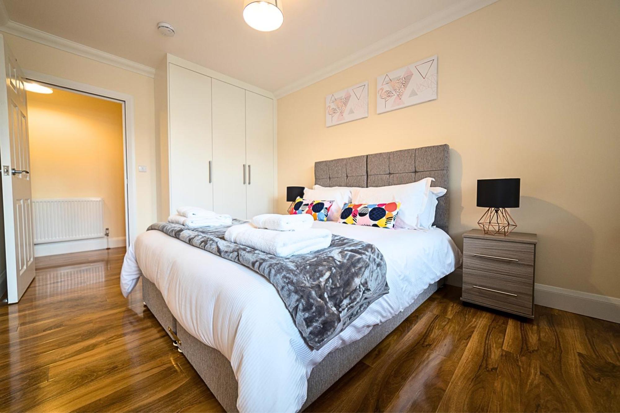 Heathrow Rare Find 2 Bedroom Plus 2 Bathroom Flat - Sleeps 6- Free Parking- Close To Heathrow Terminals-Quiet Development Stanwell Luaran gambar