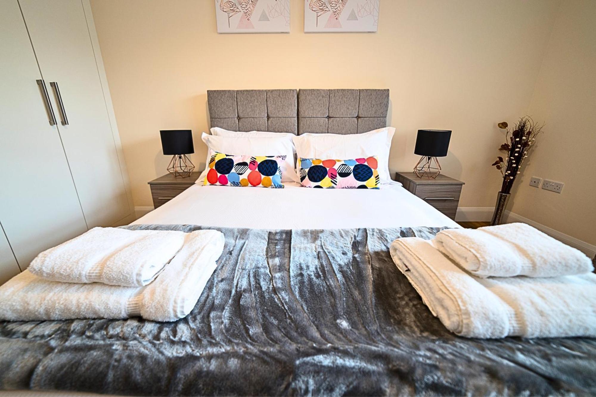 Heathrow Rare Find 2 Bedroom Plus 2 Bathroom Flat - Sleeps 6- Free Parking- Close To Heathrow Terminals-Quiet Development Stanwell Luaran gambar
