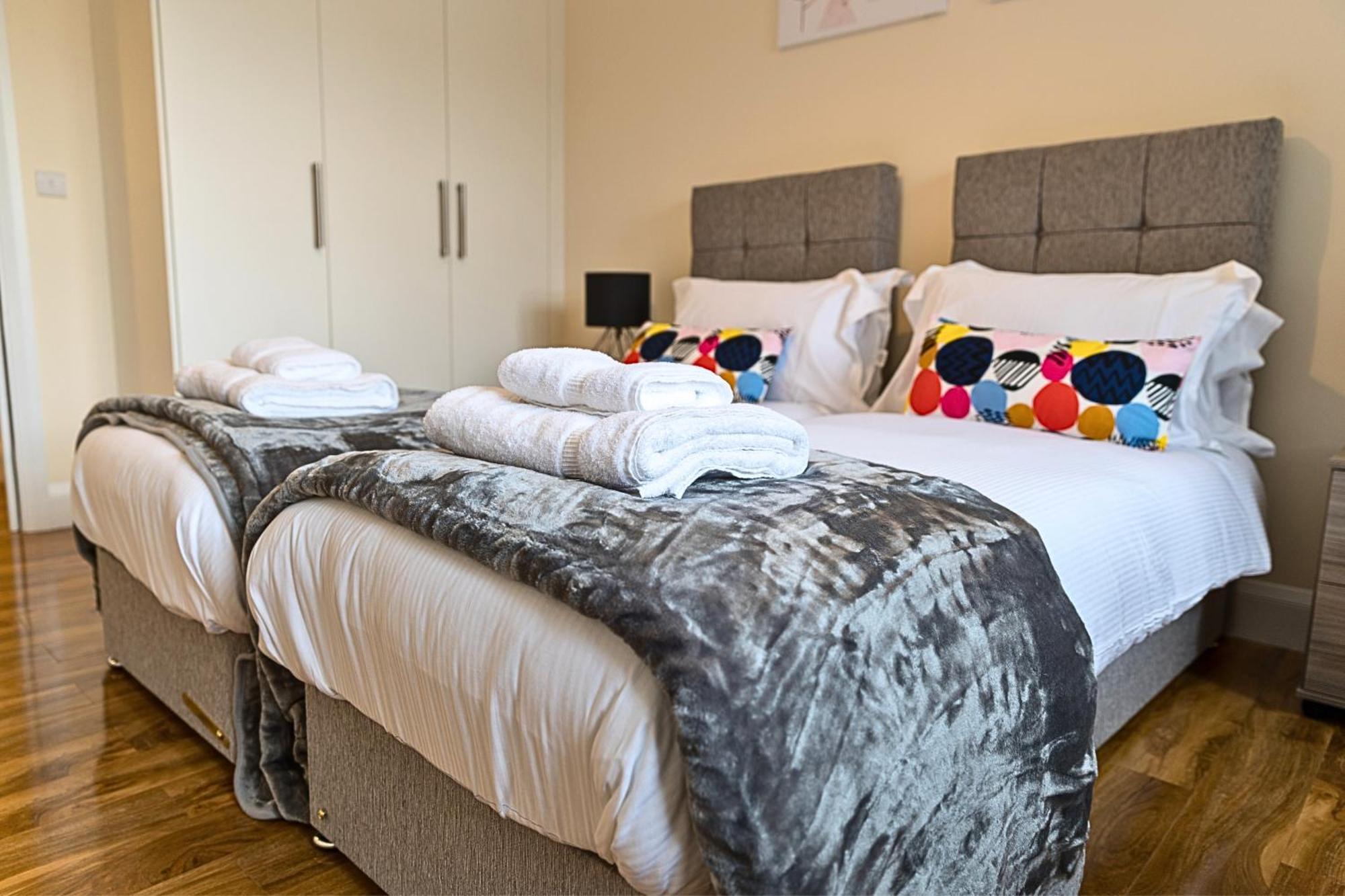 Heathrow Rare Find 2 Bedroom Plus 2 Bathroom Flat - Sleeps 6- Free Parking- Close To Heathrow Terminals-Quiet Development Stanwell Luaran gambar