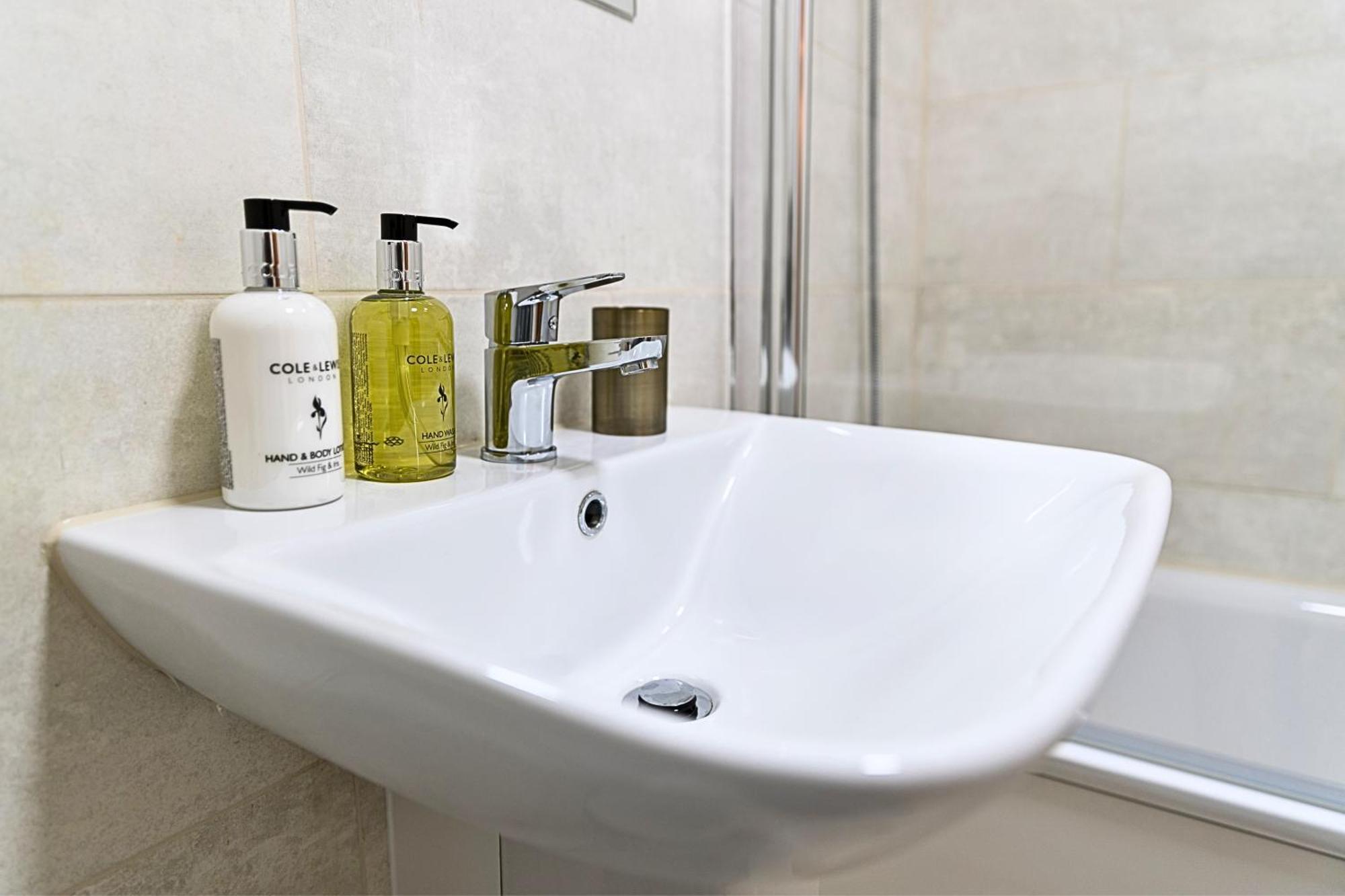 Heathrow Rare Find 2 Bedroom Plus 2 Bathroom Flat - Sleeps 6- Free Parking- Close To Heathrow Terminals-Quiet Development Stanwell Luaran gambar