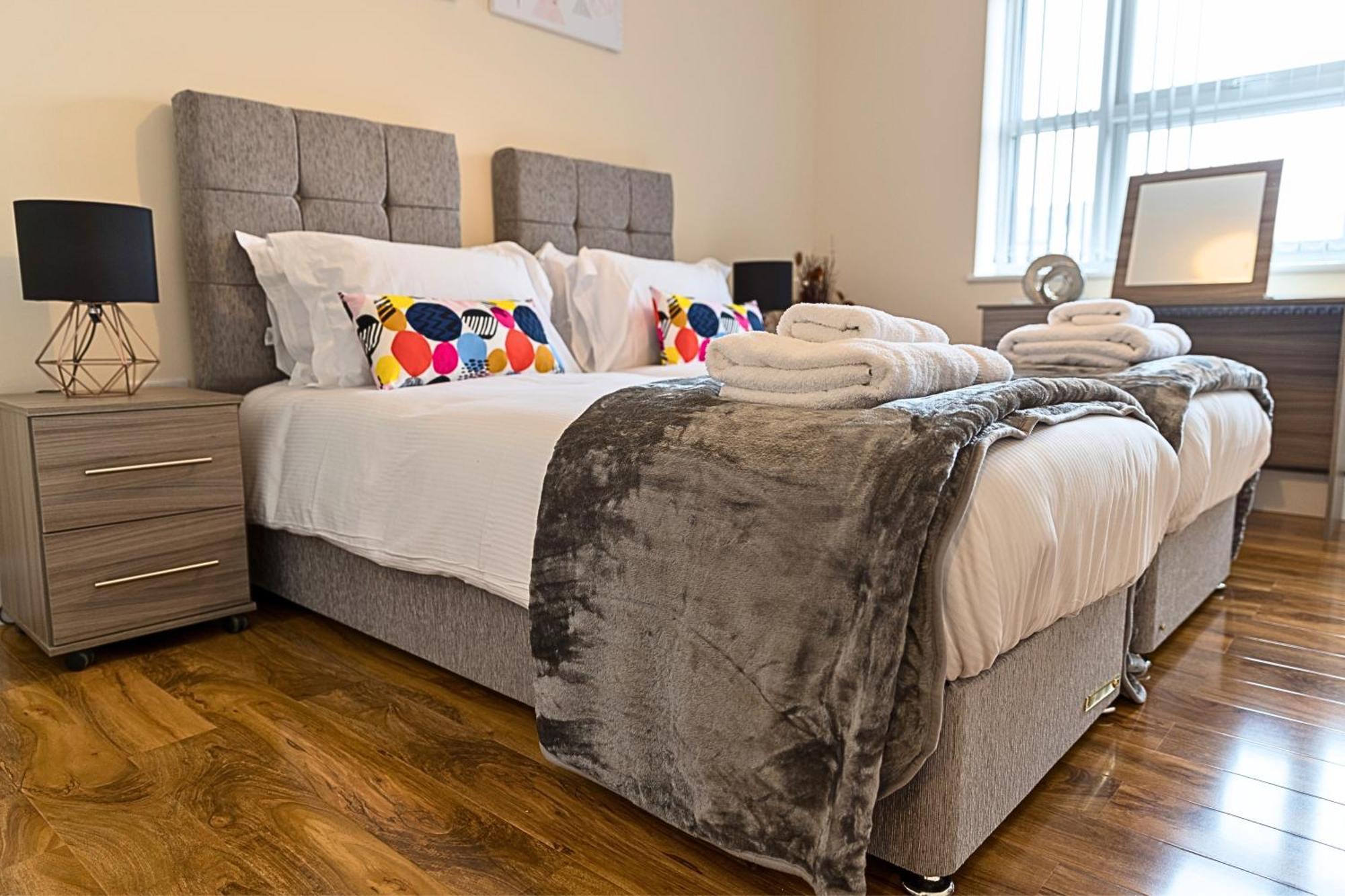 Heathrow Rare Find 2 Bedroom Plus 2 Bathroom Flat - Sleeps 6- Free Parking- Close To Heathrow Terminals-Quiet Development Stanwell Luaran gambar