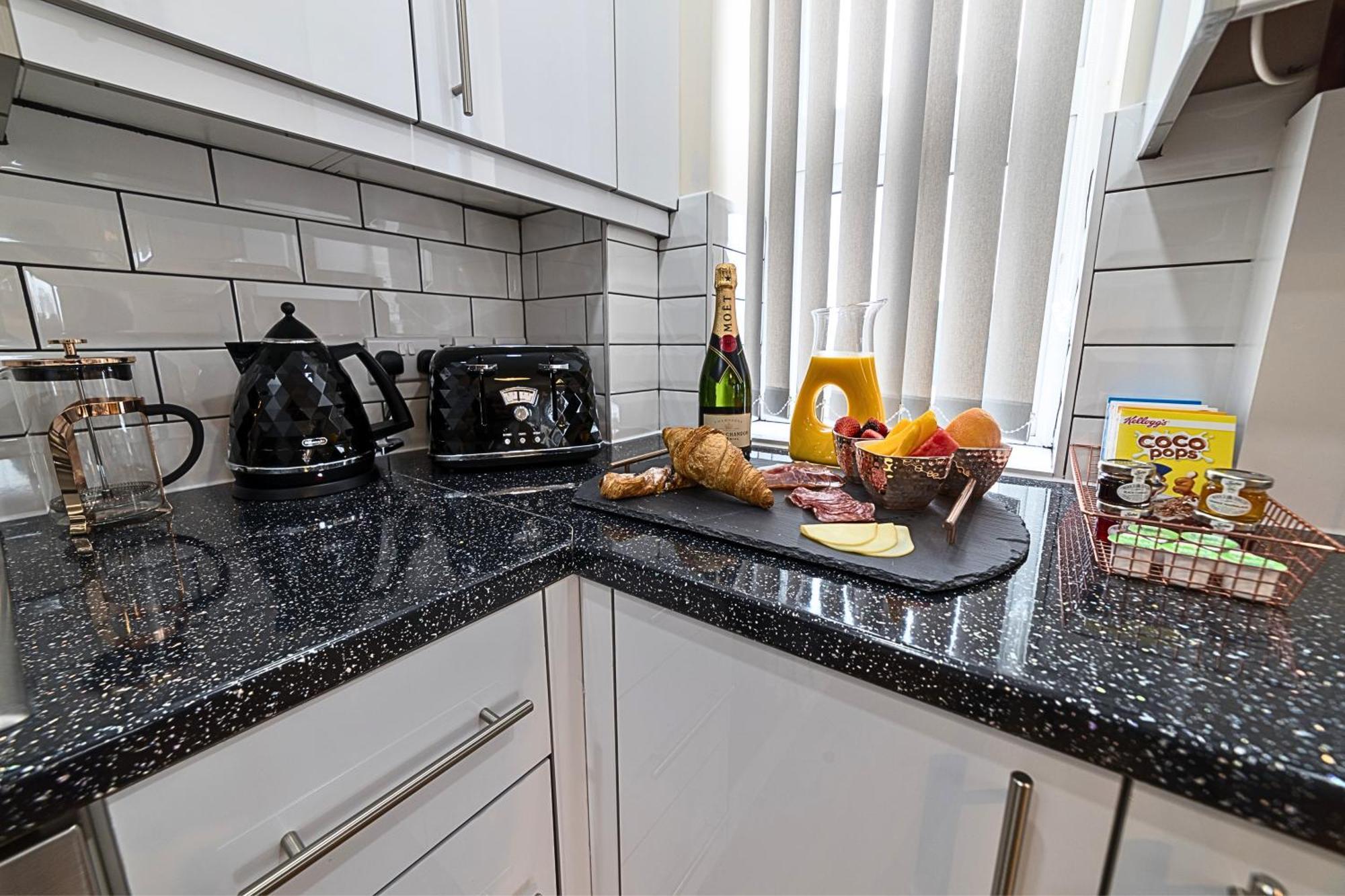 Heathrow Rare Find 2 Bedroom Plus 2 Bathroom Flat - Sleeps 6- Free Parking- Close To Heathrow Terminals-Quiet Development Stanwell Luaran gambar