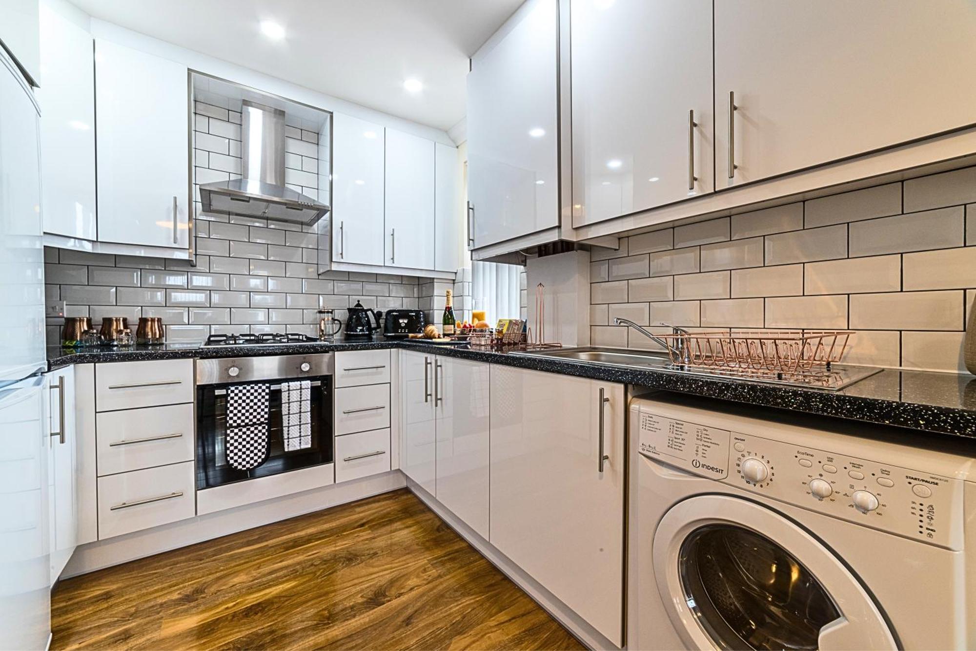 Heathrow Rare Find 2 Bedroom Plus 2 Bathroom Flat - Sleeps 6- Free Parking- Close To Heathrow Terminals-Quiet Development Stanwell Luaran gambar